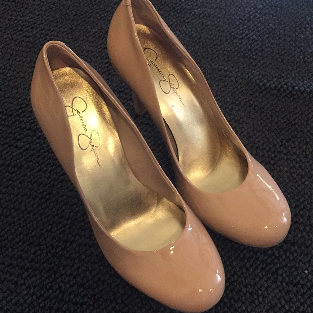 Nude pumps